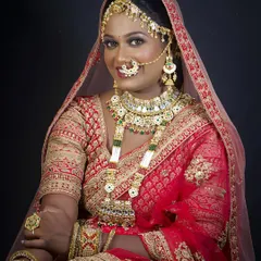 A closer look at the royal bridal jewellery set, showcasing the intricate details of the choker, nath, and matching earrings.