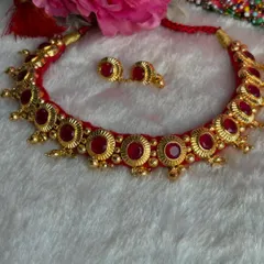 A classic red Maharashtrian thushi necklace with matching earrings. This is a must-have piece for pairing with Paithani sarees for festivals like Ganesh Chaturthi or a wedding.