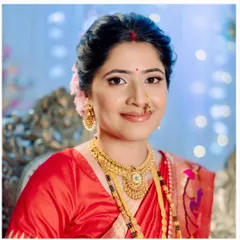 A close-up of Sanyukta's reception look. The eyes are a bit more glam to complement her gorgeous green Kapse Paithani saree.