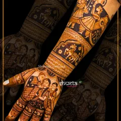 This intricate design features a family portrait on the palm, with a traditional baraat procession scene on the arm. It’s a beautiful way to include your loved ones in your bridal art.