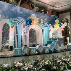 We created a dreamy sky for this joint birthday celebration, featuring a stunning backdrop with hot air balloons, fluffy clouds, and shimmering silver panels. The custom name blocks for Tanmay and Pranay add a perfectly personalized touch.