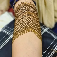 A detailed shot of a geometric armband. This pattern features a crisp jaal (net) design framed by intricate borders.