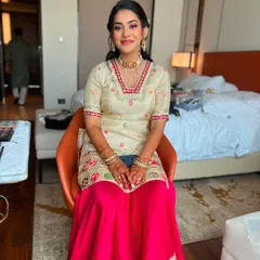 The full look for Supriya's Mehendi. The simple, elegant makeup allows her colorful outfit and intricate henna to be the stars of the show.