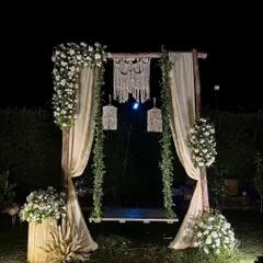 For a relaxed and romantic vibe, we created this beautiful bohemian-inspired swing. Draped in soft fabric and adorned with fresh white flowers, macrame details, and warm lighting, it made for the perfect photo spot.