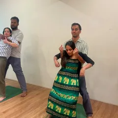Here, partners learn how to physically support their partners during labor movements. This not only provides stability but also builds a deep sense of teamwork and trust.
