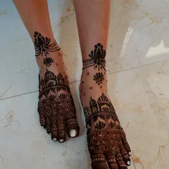 This design features architectural domes on the feet and delicate lotus chains on the ankles, creating a unique and graceful look.