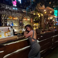 Capturing the vibe at the bar of The Drunken Botanist. The rustic wooden bar and warm lighting create a great atmosphere for an evening out.