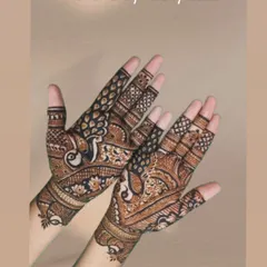 A stunning full-hand design featuring a prominent peacock motif. The intricate feather details and surrounding patterns create a rich and luxurious look, perfect for a bridesmaid or close family member.