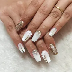 For the bride who wants it all: sparkle, elegance, and art. This set features white and gold glitter nails with 3D floral accents and meticulously placed crystals, perfect for a Catholic wedding or any grand celebration.