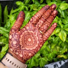 This photo was taken just 12 hours after application, and you can already see the beautiful reddish-brown color developing. This mandala design looks so vibrant against the skin.