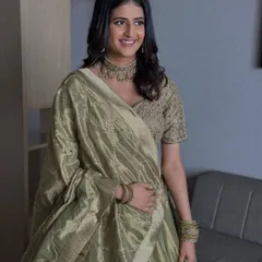 A candid moment of laughter. This minimal look is perfect for an engagement, ensuring she looks like herself, just with an extra touch of wow.