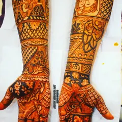 This design showcases two different stories on each arm. One side features a couple in a traditional pose, while the other depicts the divine couple, Shiva and Parvati, blending personal love with spiritual blessings.