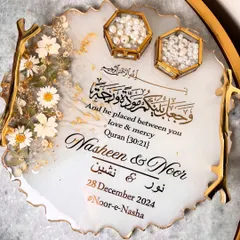 This elegant white and gold resin tray is perfect for a classic and timeless wedding theme. It features beautiful branch-style handles, delicate daisy accents, and is personalized with the couple's names and a Quranic verse in stunning calligraphy.