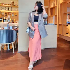 This outfit demonstrates how to blend professional and chic elements. A structured grey blazer over a coral pink skirt creates a look that is both approachable and authoritative.