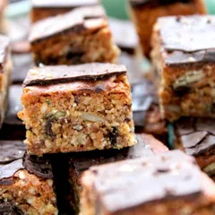 Our protein-rich energy bars are the perfect snack. They are loaded with oats, hemp seeds, and a mix of energizing seeds, then topped with a layer of dark chocolate for a hint of indulgence.