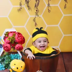 I can't get over this happy little bumblebee! This is from a fun, playful session where we used a bucket prop and a honeycomb background. Capturing these big, gummy smiles is what makes my job the best, yaar.