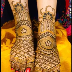 This is a duplicate of image 2. An elegant and symmetrical foot design, featuring delicate floral motifs and fine line work that beautifully adorns the feet.