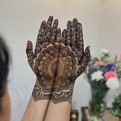 This symmetrical mandala design is a favorite. When the palms are brought together, they form a complete, mesmerizing circle, symbolizing unity and wholeness.
