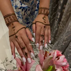 This design combines both the sun and moon motifs for a balanced celestial look. The delicate chains and starbursts on the fingers add a touch of sparkle to this contemporary mehendi.