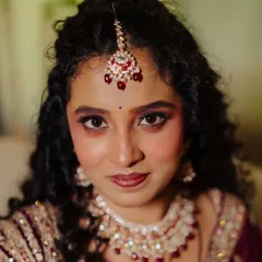 A royal reception look for this stunning curly-haired bride. The soft glam makeup and enhanced curls create a look of timeless elegance.