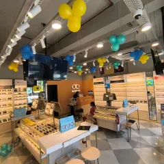 Simple yet effective interior balloon bunches for the Lenskart store opening. These small touches continue the festive theme inside the store.