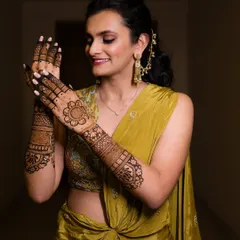 A chic and modern Mehendi look. This bride opted for a stylish draped saree in a beautiful olive green, which I paired with a soft smokey eye and a glossy lip for an evening Mehendi party.