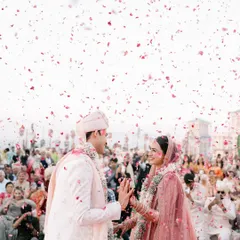 A sky full of petals for a love that fills the heart. This sundowner wedding was all about soft light, romantic moments, and the promise of forever.