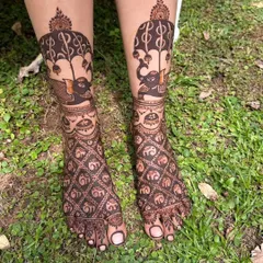 How cute are these little elephants with umbrellas? I love adding playful and unique motifs to my leg mehendi designs. This pattern combines traditional jaali work on the foot with a grand elephant figure on the shin for a truly royal feel. 🐘