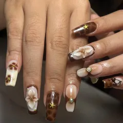We love getting creative with textures and patterns. This set features hand-sculpted 3D flowers, a trendy tortoise shell effect, and delicate gold star charms for a truly custom, high-fashion look.