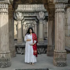 A stunning solo portrait set against the historic architecture of the Adalaj Stepwell. The grandeur of the location adds to the beauty of this moment.