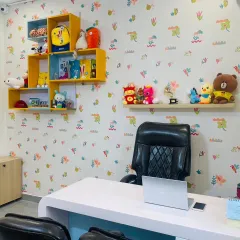 In the administrative office, we used playful wallpaper and colorful, modular shelving to maintain the school's cheerful theme. It’s a workspace that is functional but still connected to the spirit of the environment.