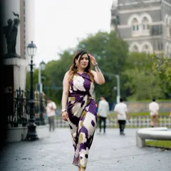 A walking shot of an actress near CSMT. I love capturing my subjects in motion to create dynamic and natural lifestyle photos.