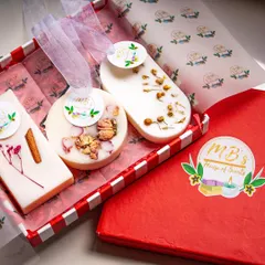 I offer beautiful gift packaging for my aroma wax tablets. This box set includes three different tablets, each with unique botanical decorations, making it a thoughtful and lovely gift for any occasion.