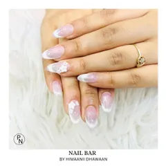 A dreamy and delicate take on the French ombré, with subtle 3D white flower details for a touch of romance.