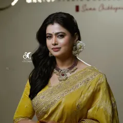 A classic and elegant look for actress Netra Jadhav. The makeup is soft and timeless, with gentle waves in her hair, showcasing a sophisticated style perfect for any occasion.