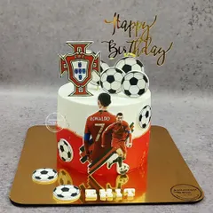 Another great Cristiano Ronaldo cake, this time featuring the Portugal national team crest and colors.