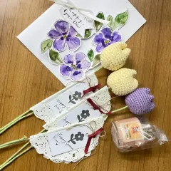 Here’s a look at a complete hamper set before it gets packed. This one for 'Guru Din' includes three crochet tulips with personalized tags, a handmade floral card, and another small gift, all ready to be assembled.