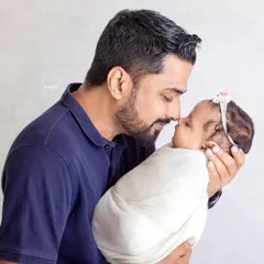 The gentlest of touches between a father and his newborn. These portraits highlight the special bond that forms right from the very beginning.