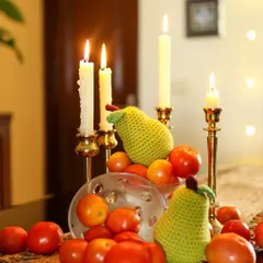 When your Christmas decor has tomatoes, crochet pears, and extra coziness. This tablescape is a reminder that festive is a feeling, not a rule.