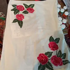 A closer look at the beautiful rose motifs painted by Ms. Sevanjali on fabric. We learn techniques for smooth application and lasting color.