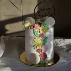 A full view of the floral birthday cake. This design is perfect for someone who loves a pretty, minimalist aesthetic. The flavors inside were just as delightful as the outside.