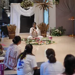 Guiding a group of curious women through a 3-hour workshop on navigating life's transitions with grace. We use a combination of knowledge sharing, yogic practice, and self-care rituals to invest in our physical and spiritual well-being.