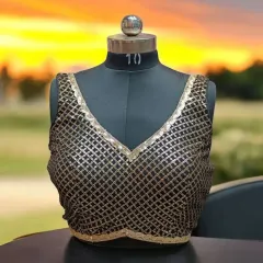 This ready-to-wear black and gold sequin blouse is a wardrobe essential. The V-neckline and all-over pattern make it a versatile piece for any party or wedding.