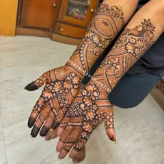For the bride who loves classic patterns, this non-figurative engagement henna is perfect. It features a mix of lotus motifs, checkerboard patterns, and detailed line work for a full and balanced design.