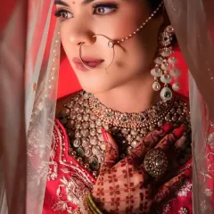 This is the 'Qaatil Look' my brides love. It’s a professional shot that captures the sharp, defined eyes, flawless skin, and the overall royal vibe we create for your big day.