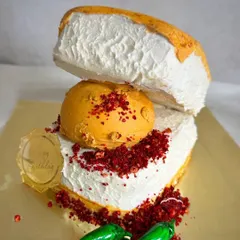 A close-up of the Vada Pav cake. It even travelled safely all the way to Pune!