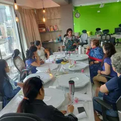 Here I am explaining the basics of resin pouring to a group of enthusiastic learners. My workshops are very hands-on, and I make sure everyone feels comfortable and supported throughout the process.