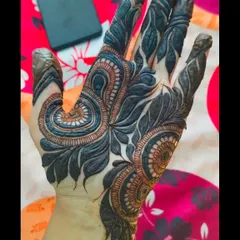 This Khaliji design features a large, swirling pattern on the back of the hand, typical of the bold Gulf style.