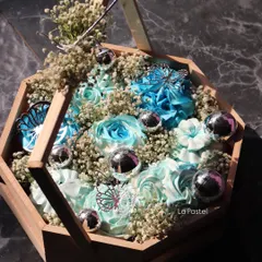 The hexagonal wooden basket gives these cupcake hampers a rustic yet chic feel. It's a totally unique way to gift sweet treats.