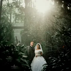 A portrait that feels like a scene from a fairytale. Using natural light and stunning backdrops, I craft artistic couple portraits that are both dramatic and deeply romantic, turning a moment into a piece of art.